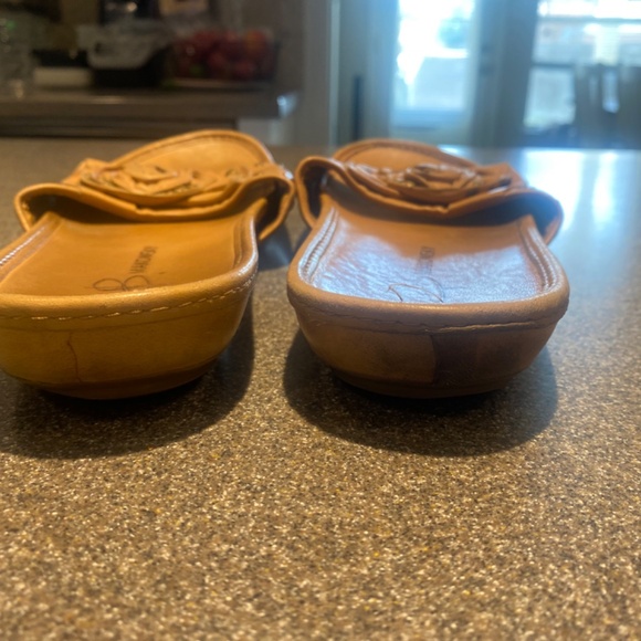 B Makowsky Jade Slides Genuine Leather in Beige  - Size 9.5M - Picture 7 of 8